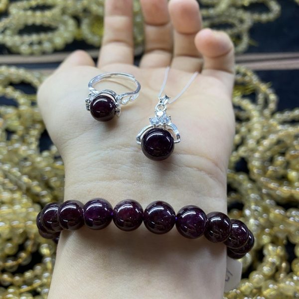 Đá GArnet đẹp màu rượi và  sang chảng quý phái , hợp  Hỏa và mệnh Thổ
