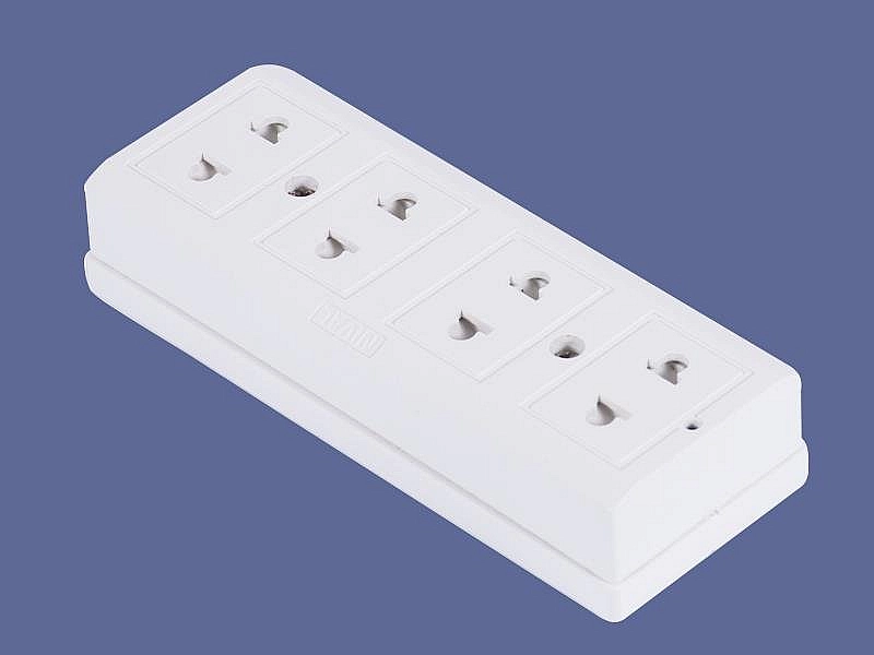 Ổ cắm 4 màu trắng đế trắng DN405