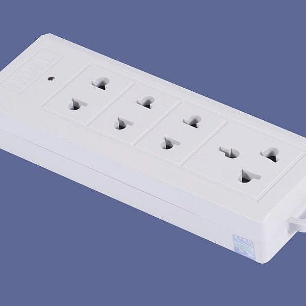 Ổ cắm 4 màu trắng đế trắng DN407 có móc treo