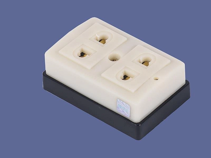 Ổ cắm đôi màu trắng đế đen DN202