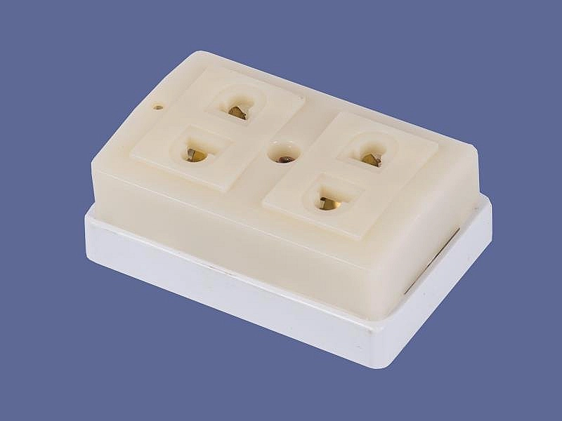 Ổ cắm đôi đế trắng DN201