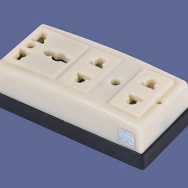 Ổ cắm 3 màu trắng đế đen DN222