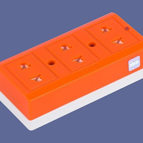 Ổ cắm 3 màu cam đế trắng DN306