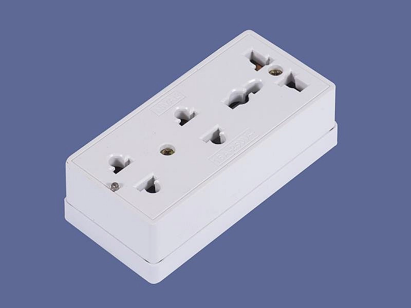 Ổ cắm 3 màu trắng đế trắng DN221