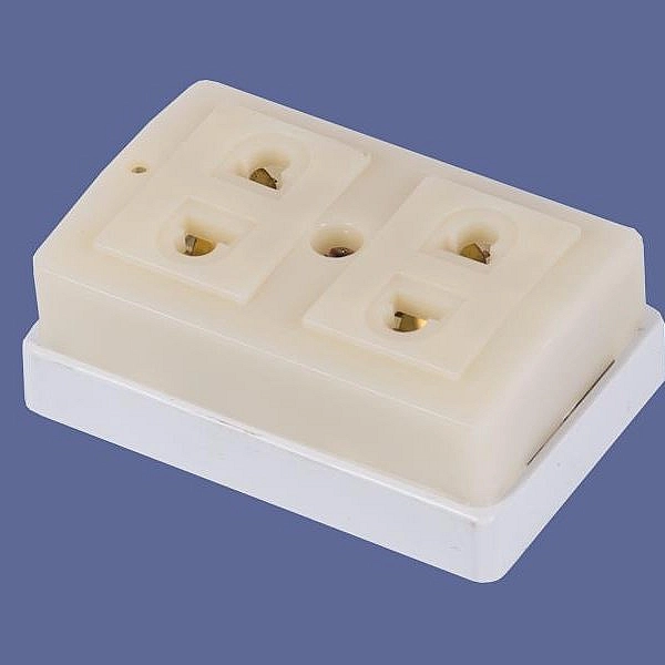 Ổ cắm đôi đế trắng DN201