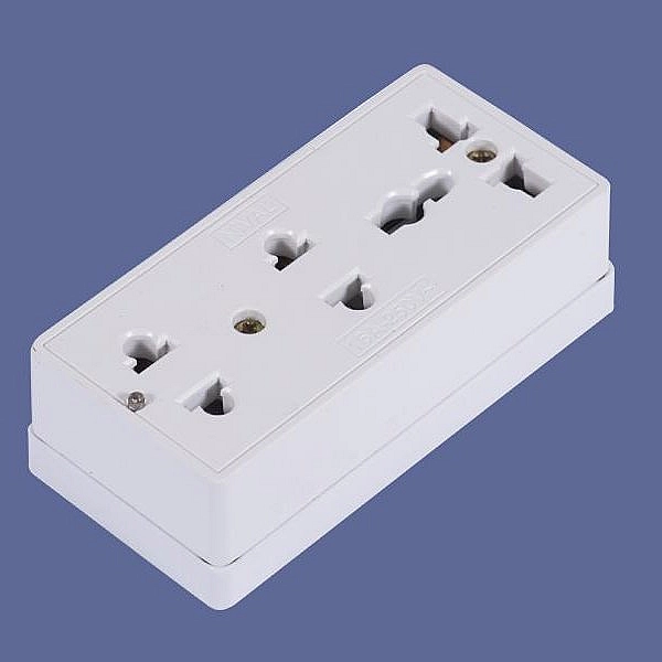 Ổ cắm 3 màu trắng đế trắng DN221