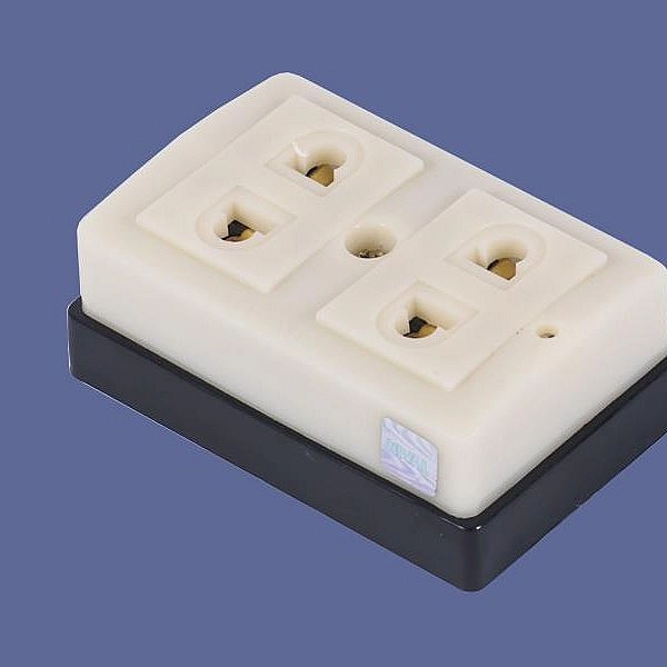 Ổ cắm đôi màu trắng đế đen DN202
