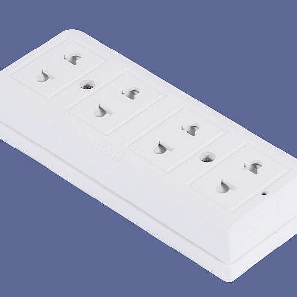 Ổ cắm 4 màu trắng đế trắng DN405