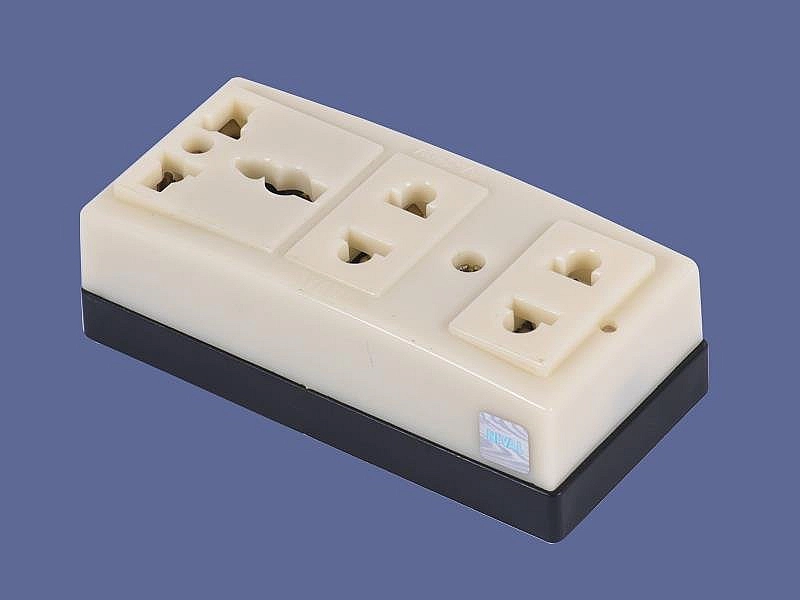 Ổ cắm 3 màu trắng đế đen DN222