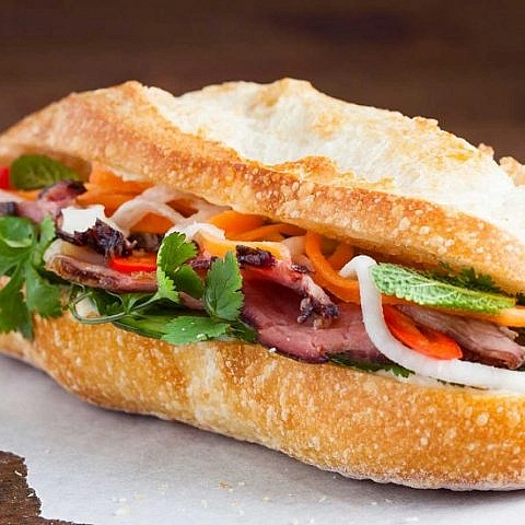 Bánh mì pate thịt nguội