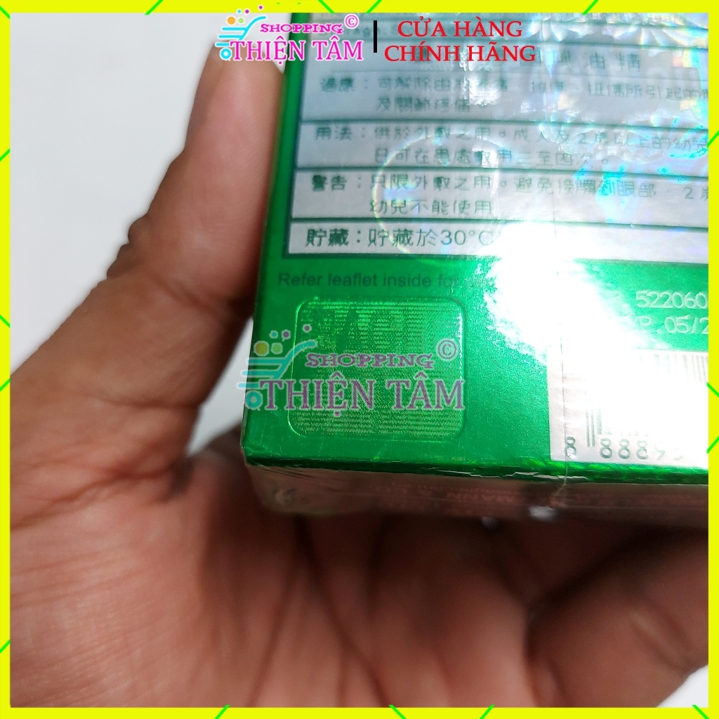 Thị trường Singapore Dầu gió xanh Con Ó Eagle Brand Medicated Oil giảm nhức đầu, cảm cúm, đau lưng, viêm khớp